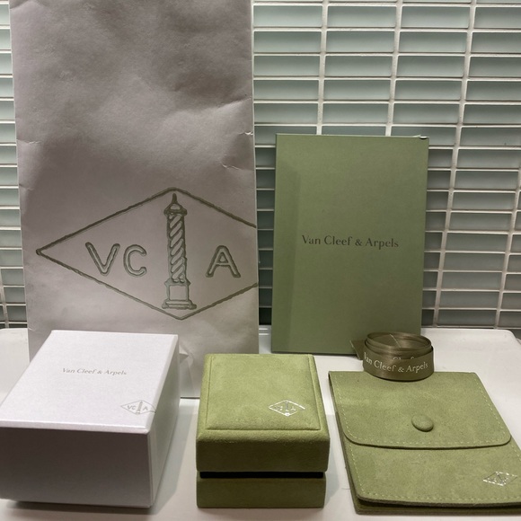 van cleef and arpels packaging